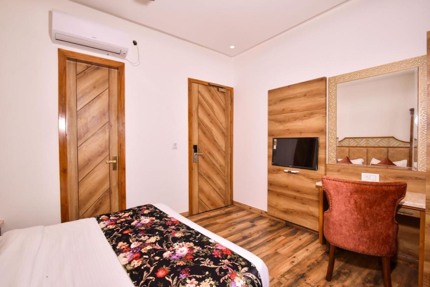 Hotel Rv Golden Amritsar Exterior photo